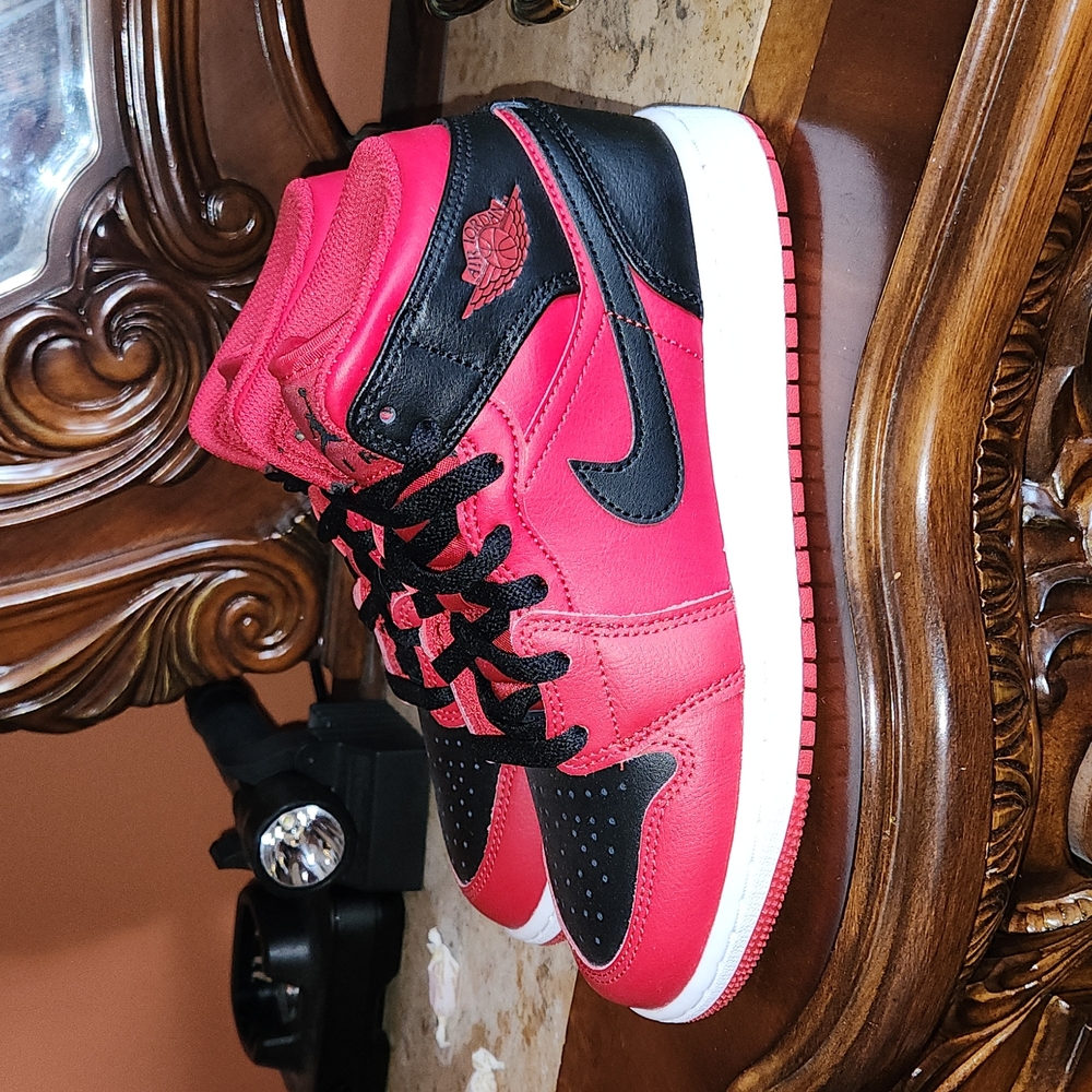 Nike Air Jordan 1 Mid Se.  4.5y. Too small. Look new. No box